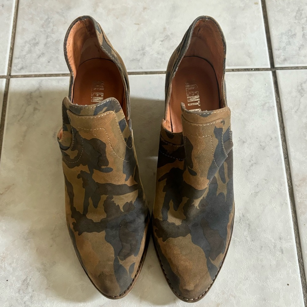 Silent D Winfred Side-Cut Booties 38